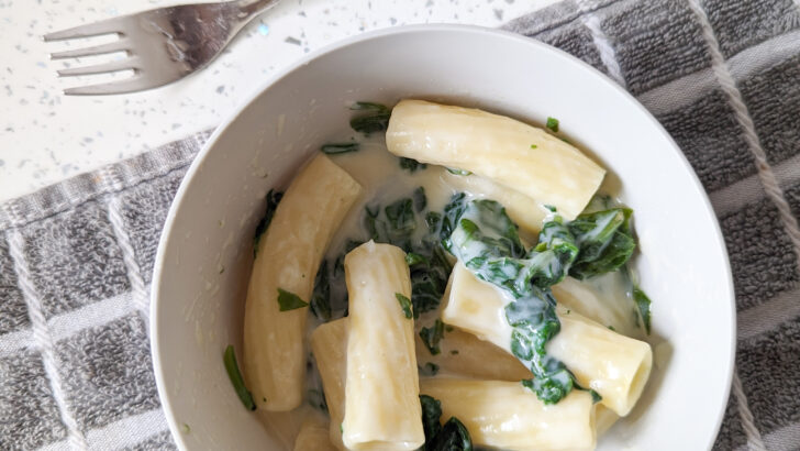 spinach pasta for babies in the bowl